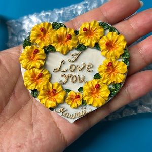 🖤Hibiscus flower Heart design dark yellow Magnet